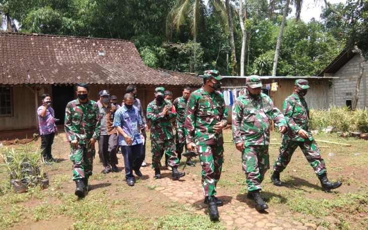 Komandan Korem 073/Makutarama Kolonel Inf Ari Yulianto, S.I.P yang didampingi Kasiter Letkol Inf Drs. Arif Isnawan melakukan kunjungan ke Desa Ketapang Kecamatan Susukan Kabupaten Semarang Jawa Tengah, dalam rangka meninjau lokasi TMMD reguler ke-110 Kodim 0714/Salatiga tahun 2021.Kamis (4/1/2021).