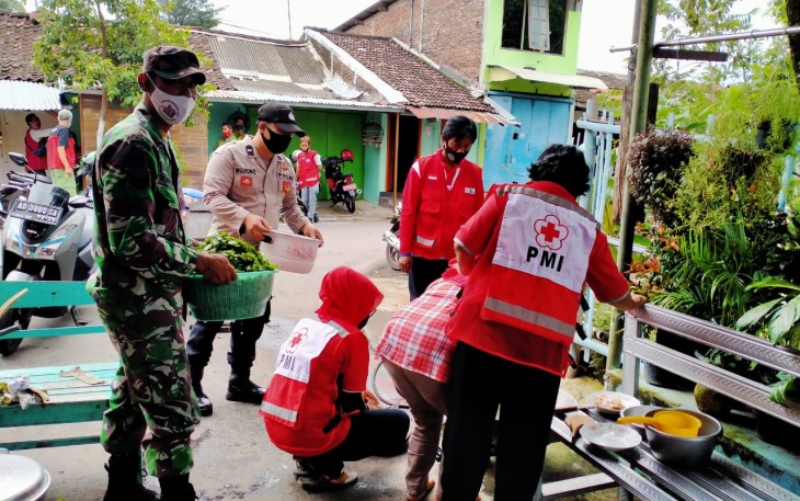 Babinsa Kelurahan Nusukan Koramil 02/Banjarsari kodim 0735/Surakarta Serka M.Nasirin dan Sertu Supadmo bersinergis Dengan Bhabinkamtibmas  Aipda Mujiono dan Tim Sibat kelurahan dan satgas Covid 19 Kelurahan Nusukan kelola Dapur umum dan mendistribusikan logistik kepada Warga yang sedang melaksankan isolasi Mandiri di Balai RW 13 Kelurahan Nusukan Kecamatan Banjarsari , Surakarta Sabtu (6/2/2021).