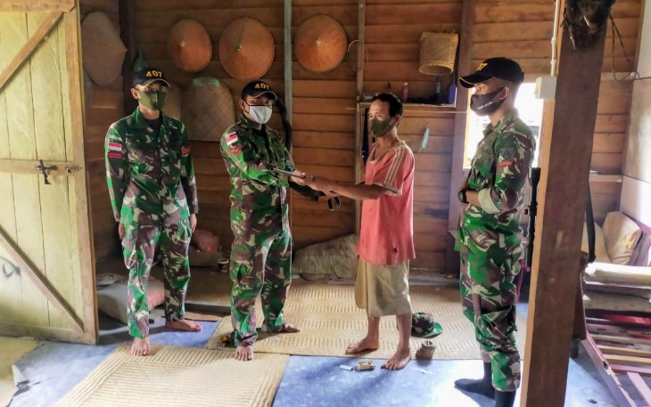 Satgas Pamtas RI-MLY Yonif 407/PK Pos Merakai Panjang menerima 1 pucuk senjata laras panjang jenis Lantak secara sukarela dari masyarakat Dusun Kedang Baru, Desa Merakai Panjang, Kecamatan Puring Kencana, Kabupaten Kapuas Hulu, Kalbar. Sabtu (06/02/2021).