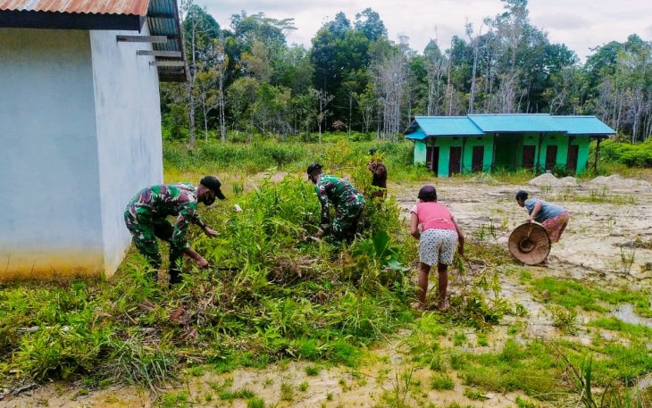 Prajurit TNI dari Yonif 407/PK yang tergabung dalam Satuan Tugas Pengamanan Perbatasan (Satgas Pamtas) antara RI – Malaysia, menggelar Karya Bhakti di halaman Kantor Balai Desa Sei Kelik, Kecamatan Ketungau Hulu, Kabupaten Sintang, Kalbar. Sabtu (06/02/2021)