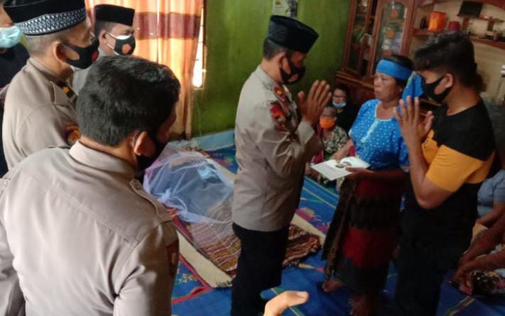 Kapolres Tebing Tinggi AKBP Agus Sugiyarso SIK Yang Diwakili Wakapolres Kompol Sarponi Melayat ke Rumah Duka