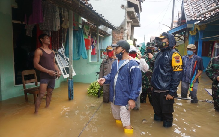 Intensitas hujan tinggi yang terjadi sejak jumat malam tanggal 5 februari 2021 yang mengguyur secara merata di beberapa diwilayah, sehingga pada pukul 06.00 Wib diketahui ada 11 titik diwilayah Kecamatan Batang terendam banjir, Sabtu (6/2/21)