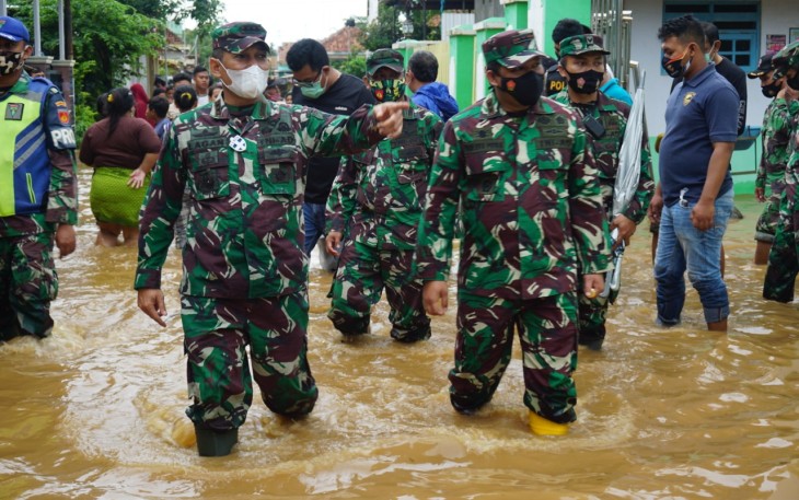 Danrem 071 Wijayakusuma Kolonel Inf Dwi Lagan Safrudin , didampingi Dandim 0736/Batang Letkol Arh Yan Eka Putra bersama Perwira Staf Kodim meninjau lokasi Banjir dan berikan bantuan kemanusiaan untuk warga yang terdampak banjir di Desa Klidang Lor,Kecamatan Batang, Minggu Sore, ( 07/2/2021).