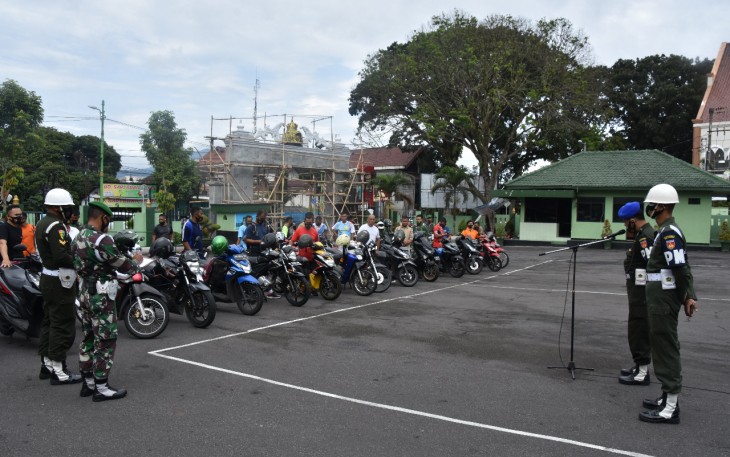 Komando Resor Militer (Korem) 073/Makutarama mendapatkan pemeriksaan kendaraan dinas dan kendaraan pribadi yang digunakan anggota dalam melaksanakan tugas sehari-hari, bertempat dihalaman Makorem 073/Makutarama jalan Diponegoro No. 28 Salatiga. Senin (8/2/2021).
