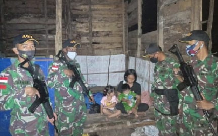 Ketiga WNA yang akan melintas di jalur tidak resmi berhasil diamankan oleh personil Pos Kotis yang dipimpin Letda Inf Erick beserta 5 anggotanya saat melaksanakan patroli rutin di jalur tikus