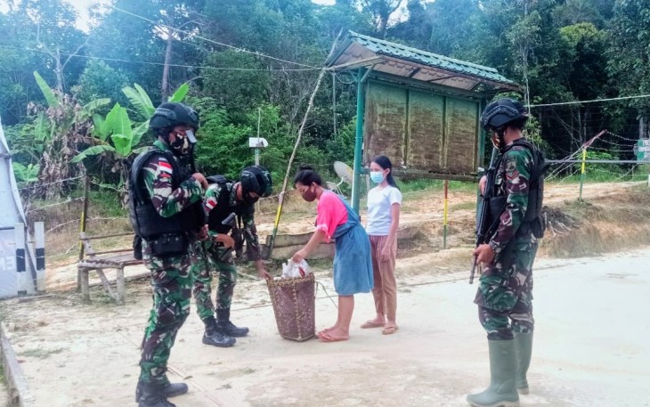 Anggota Satgas Pamtas RI-MLY Yonif 407/PK berhasil menggagalkan dua orang Pekerja Migran Indonesia (PMI) non prosedural yang akan masuk ke wilayah Malaysia melalui jalan tidak resmi/Jalan tikus di Desa Sei Kelik Kecamatan Ketungau Hulu, Kabupaten Sintang, Kalbar. Selasa (09/02/21)