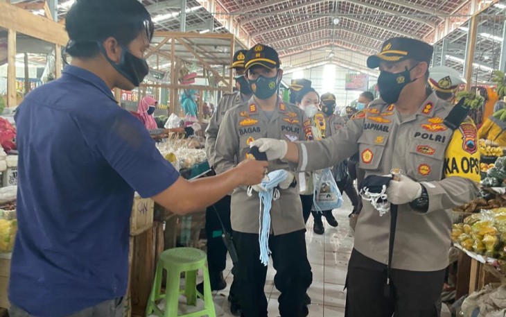 Kapolres Kendal AKBP Rapael Raphael Sandhy Cahya Priambodo SIK bersama Kapolsek Kaliwungu.AKP Aryanindita Bagasatwika M SIK MH membagikan masker kepada pedagang di pasar