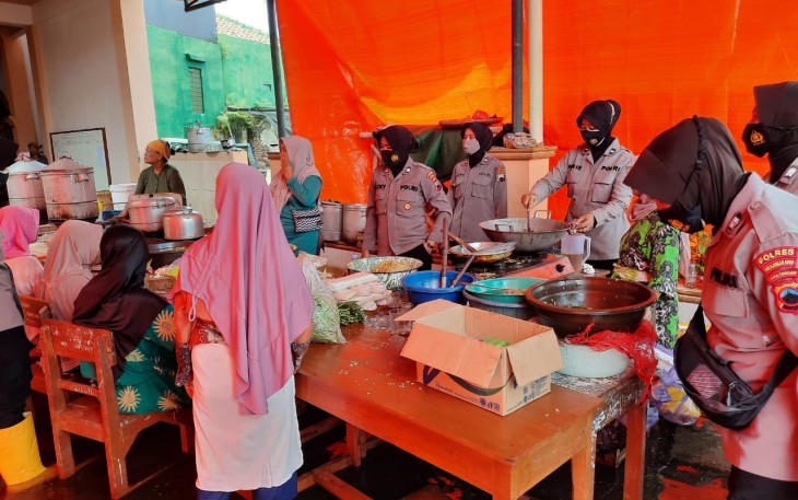 Polwan Polres Pekalongan Kota diterjunkan guna memberikan Baksos atau penanganan Pemeriksaan kesehatan serta bagi masker yang menjadi korban bencana alam banjir