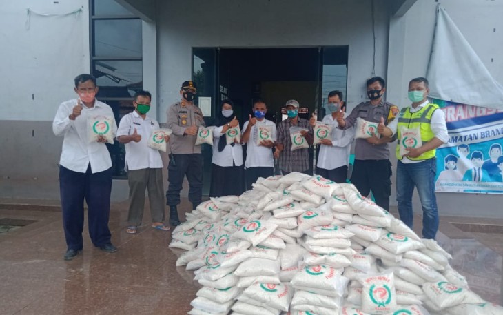 Kapolsek Brangsong AKP Amin Supangat SH MM berikan bantuan kepada korban banjir di Dukuh Krayapan Desa Purwokerto Kecamatan Brangsong