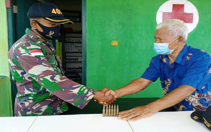 Satuan Tugas Pengamanan Perbatasan Republik Indonesia – Malaysia (Satgas Pamtas RI-MLY) Batalyon Infanteri 407/Padmakusuma Pos Kout menerima 6 butir munisi Kaliber 7,62 dari warga Desa Senaning Kecamatan Ketungau Hulu Kabupaten Sintang Kalbar