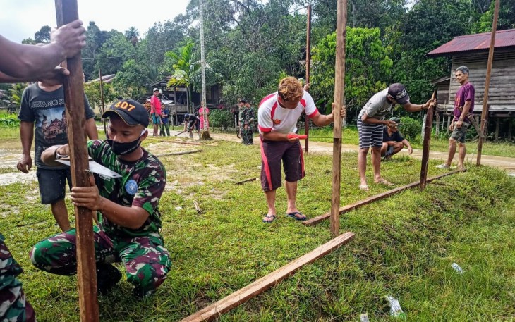 Satgas Pamtas RI-Malaysia Yonif 407/PK bersama masyarakat melaksanakan karya bakti Pembuatan pagar di Balai Desa Jasa, Dusun Wakampuh Desa Jasa Kecamatan Ketungau Hulu Kabupaten Sintang Kalbar