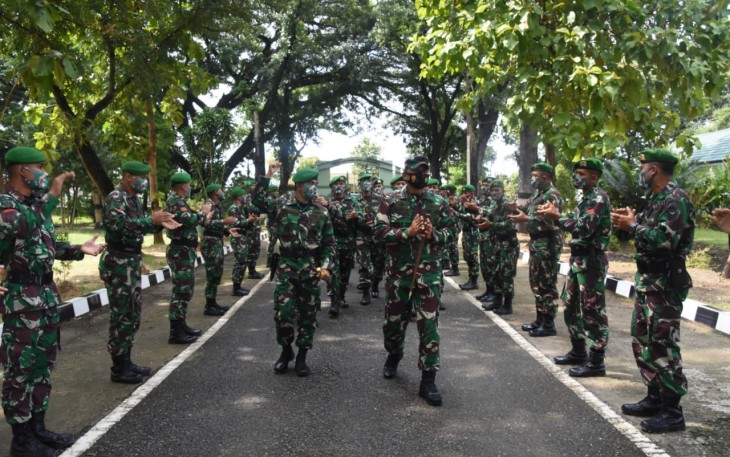 Komandan Korem 073/Makutarama Kolonel Inf Ari Yulianto, S.I.P yang didampingi para Kasi Korem melakukan kunjungan kerja ke Batalyon Infanteri 410/Alugoro, Kabupaten Blora, Jawa Tengah. Kamis (11/2/2021).