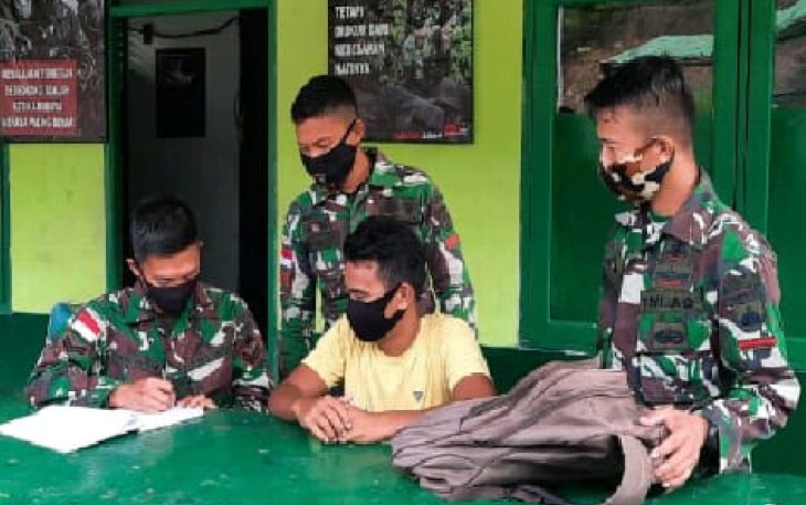 Satgas Pamtas RI-MLY Yonif 407/PK Pos Kantuk Asam menggagalkan 1 orang yang diduga PMI Non Prosuderal yang akan masuk ke wilayah Malaysia melalui jalur tidak resmi di Desa Kantuk Asam, Kecamatan Puring Kencana Kabupaten Kapuas Hulu, Kalbar. Kamis (11/02/2021)