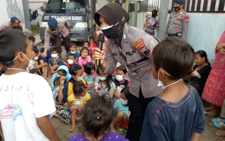 Jajaran Polisi Wanita (Polwan) dari Polres Pekalongan Kota menghibur anak-anak yang menjadi korban bencana alam banjir, yang tengah mengungsi di Posko banjir di Kecamatan Tirto Pekalongan,     