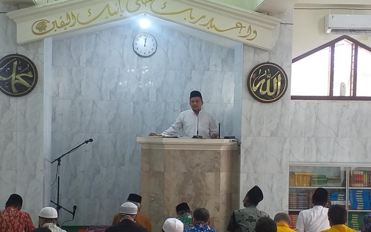 Babinsa kelurahan Kemlayan Koramil 03 Serengan Kodim 0735 Surakarta Serka A. Rumbawa melaksanakan Sholat Jumat bersama dengan warga di wilayah binaan, (12/02) 