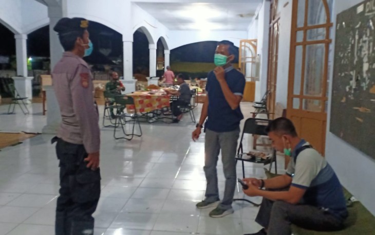 BLP Polsek Pekalongan  Utara sambangi petugas jaga di tempat  pengungsian /ronda di Kelurahan Panjang  Kec.Pekalongan Utara Jum'af (12/02/2021). 