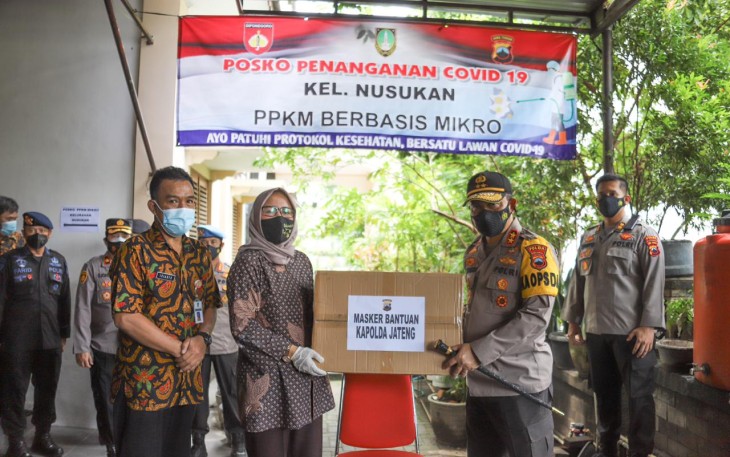Kapolda Jawa Tengah Irjen Pol Drs. Ahmad Lutfhi, S.H., S.St., M.K memberikan bantuan masker kepada petugas Posko PPKM di Kelurahan Gandekan, Kecamatan Jebres dan Kelurahan Nusukan, Kecamatan Banjarsari Kota Surakarta