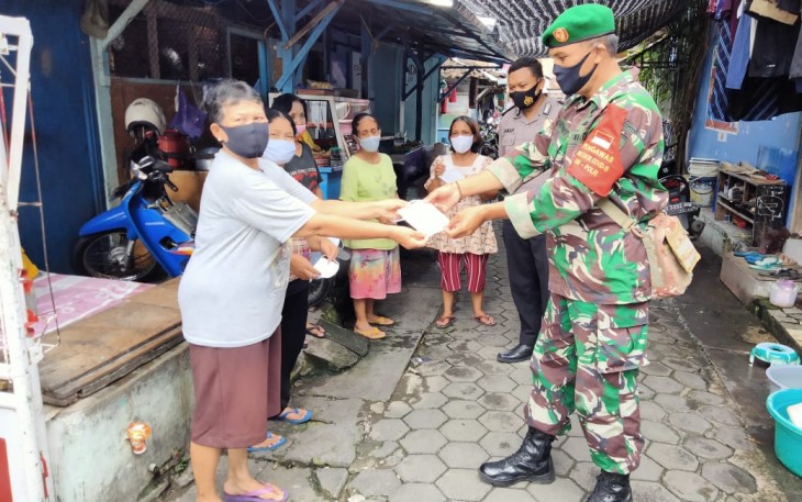 Babinsa Kelurahan Kratonan Koramil 03/Serengan Kodim 0735 Surakarta Serma Yudhi W dan Babinkamtikmas Bribka Danar Polsek Serengan Melaksanakan Sosialisasi PPKM berbasis Mikro dan bagi-bagi Masker di wilayah binaan