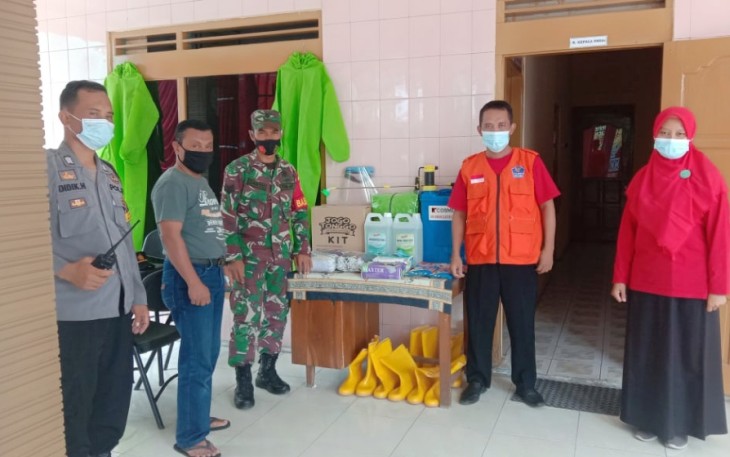 Serma Darto Babinsa  Ds Jati melaksanakan giat  komsos bersama Babinkamtibmas Bripka Didik H menerima kunjungan Posko PPKM MIKRO  Covid 19 Desa Jati dari Polda Jateng  yg di pimpin oleh AKP Bowo (Kasi Propam ) Polda Jateng 