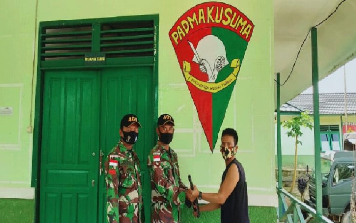 Satgas Pamtas RI-Malaysia Yonif 407/Pk kembali menerima penyerahan 1 pucuk senjata rakitan laras panjang jenis bowman beserta 1 butir munisi secara sukarela 