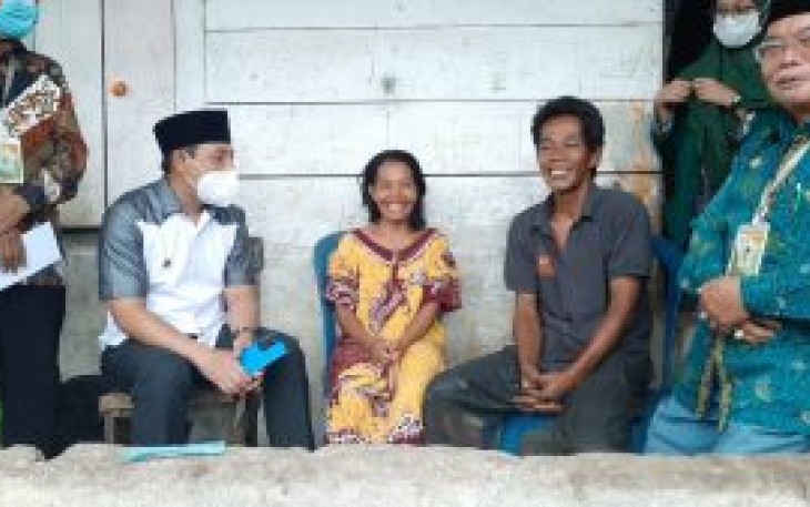 Wakil Walikota Bengkulu Dedy Wahyudi Saat Memberikan Bantuan Kepada Warga