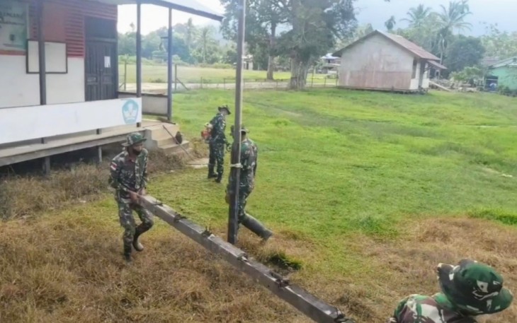 Satgas Pamtas RI-MLY Yonif 407/PK di bawah Komando Pelaksana Operasi (Kolaksops) Korem 121/ABW, Pos Langau 1 melaksanakan kegiatan karya bakti membersihkan lingkungan SDN 02 Langau Desa Langau, Kecamatan Puring Kencana, Kabupaten Kapuas, Hulu Kalimantan Barat.