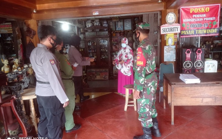 Babinsa Kelurahan Keprabon Koramil 02/Banjarsari Kodim 0735/Surakarta Serda Sugiyanto bersama Rina Andriani Lurah Keprabon dan Aipda Anip Purwanto Bhabinkamtibmas Keprabon melaksanakan pengecekan Posko PPKM