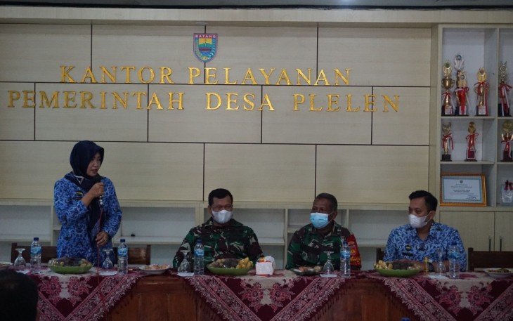 Dandim Batang Letkol Arh. Yan Eka Putra di dampingi oleh Danramil 03/Gringsing Kapten Inf Gunawan melaksanakan kunjungan serta pengecekan Posko Pemberlakuan Pembatasan Kegiatan Masyarakat (PPKM) Berskala Mikro di Desa Plelen dan Desa Kutosari Kecamatan Gringsing, Kabupaten Batang, Rabu (17/2/21)