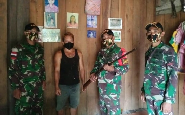 Seorang warga Dusun Wakampuh, Desa Jasa, Kecamatan Ketungau Hulu, Kabupaten Sintang menyerahkan satu pucuk senjata laras panjang jenis Bowman kepada anggota Pos Kampung Jasa Satgas Pamtas RI-Malaysia Yonif 407/PK. Kamis, (18/02/2021)