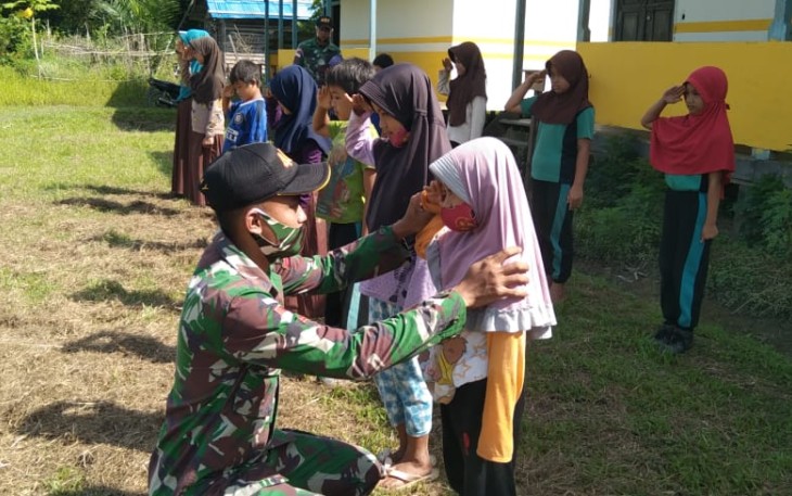 Personel Satuan Tugas Pengamanan Perbatasan (Satgas Pamtas) RI-Malaysia Yonif 407/PK melatihkan PBB kepada siswa di SDN 13 Nanga Bayan, Kecamatan Ketungau Hulu, Kabupaten Sintang, Kalbar. Kamis (18/02/2021).