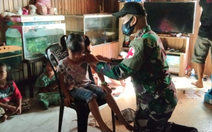 Anggota Pos Nanga Bayan Satgas Pamtas RI-MLY Yonif 407/PK, Peduli Kesehatan Balita dan Ibu Hamil di perbatasan dengan menggelar kegiatan Posyandu di Desa Nanga Bayan Dusun Keburau, Desa Nanga Bayan, Kecamatan Ketungau Hulu, Kabupaten Sintang, Kalbar. Kamis (18/02/21)