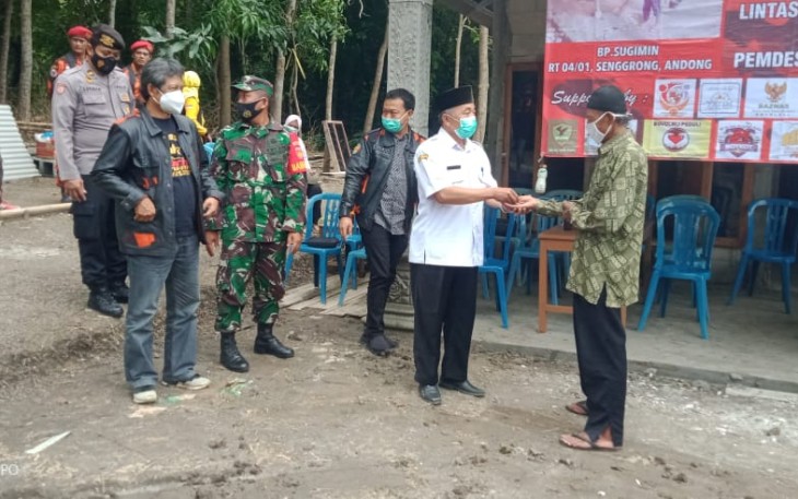 Babinsa Senggrong Koramil 15 Andong Kodim 0724/Boyolali Serma Kedi Sumarno bersama sejumlah tokoh mendampingi Kades Senggrong Chalim Faktur Muin M.Ag untuk menyerahkan kunci pembangunan rumah tak layak huni atau bedah rumah kepada Sugimin warga Dukuh Senggrong Desa Senggrong Kecamatan Andong Kabupaten Boyolali.Jumat  (19/02).