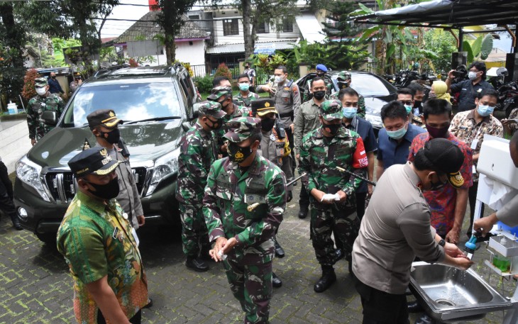 Komandan Korem 073/Makutarama Kolonel Inf Ari Yulianto, S.I.P, ikut mendampingi Pangdam IV/Diponegoro Mayjen TNI Bakti Agus Fajari, S.E.M.M dan Kapolda Jawa Tengah Irjend Pol Drs. Ahmad Lutfi SH S.S.T M.K yang langsung terjun ke lapangan untuk memberikan semangat kepada warga. Rabu (18/2/2021).