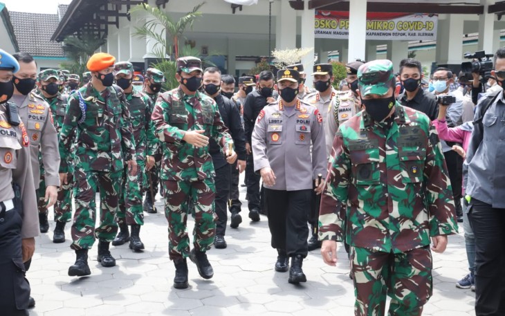 Panglima TNI dan Kapolri Kunjungi Posko PPKM Mikro di Kalurahan Maguwoharjo, Sleman. Yogyakarta.