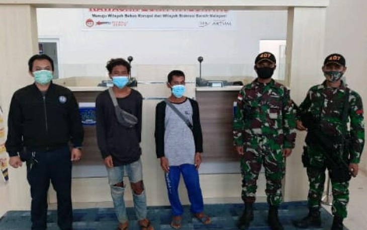 Satgas Pamtas RI-Malaysia Yonif 407/PK berhasil mengamankan 2 orang Pekerja Migran Indonesia (PMI) Non Prosedural yang akan kembali ke Indonesia dari Malaysia melalui jalur tidak resmi.