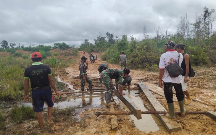 Satgas Pamtas RI-MLY Yonif 407/PK Pos Muakan bersama Masyarakat bahu-membahu melaksanakan karya bhakti memperbaiki akses jalan di Dusun Aboy, Desa Aboy, Kecamatan ketungau hilir, Kabupaten Sintang, Kalbar. Jumat (19/02/21)