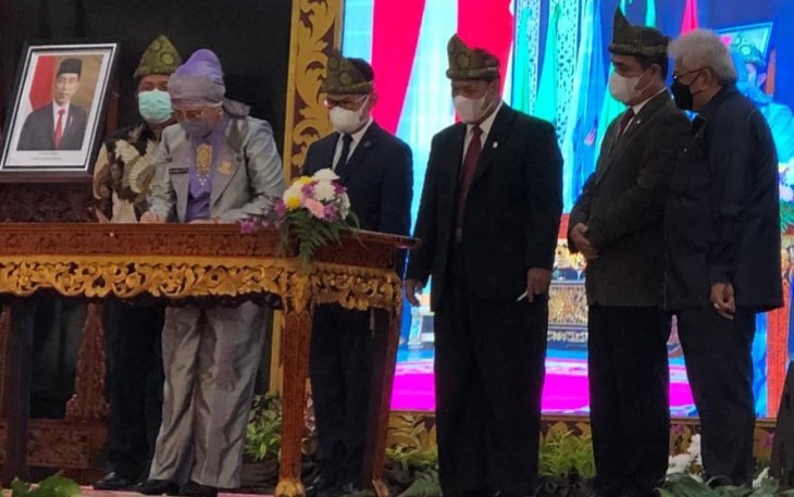 Hj.Nurmalah SH. MH saat menandatangani pengukuhan  pengurus DPW PII Sumatera Selatan (Sumsel)  