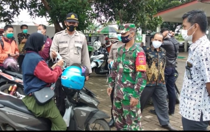 Tim gabungan yang terdiri dari personil TNI, Polri, Satpol PP dan Dinkes Kab. Pekalongan menggelar OperasinYustisi sekaligus membagikan masker gratis bagi warga dan pengguna jalan yang melintas di sejumlah ruas jalan diwilayah Kabupaten Pekalongan, Sabtu (20/2/2021) pagi tadi.