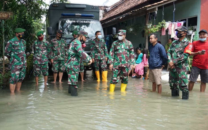 Dandim 0736/Batang Letkol Arh Yan Eka Putra langsung mendatangi lokasi banjir serta menyerahkan bantuan berupa sembako kepada warga yang terdampak banjir, Minggu (21/2/21)