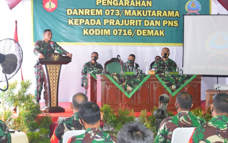 Komandan Korem 073/Makutarama Kolonel Inf Ari Yulianto, S.I.P., didampingi Komandan Kodim 0716/Demak Letkol Arh Mohamad Ufiz, S.I.P., M.I.Pol., memberikan pengarahan kepada prajurit dan PNS Kodim 0716/Demak di lapangan Makodim, Jl Kyai Singkil No 1 Demak. Jumat (19/02/2021). 