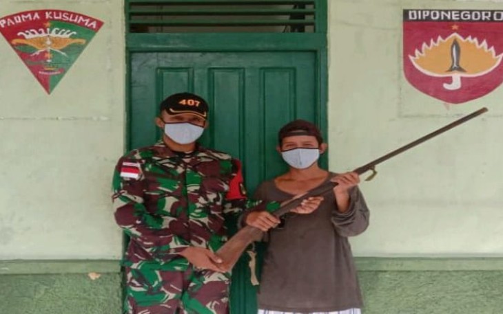 Satgas Pamtas RI-MLY Yonif 407/PK Pos Klawik telah menerima secara sukarela 1 pucuk senjata laras panjang jenis Penabur dari Bapa Stepanus Rajan yang merupakan warga Dusun Bakul, Desa Labian Ira'ang, Kecamatan Batang Lupar, Kab	Kapuas Hulu, Kalbar.