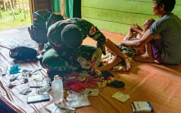 Batalyon Infanteri 407/Padmakusuma yang tergabung dalam Satgas Pamtas RI-MLY Pos Muakan memberikan pertolongan pertama pada korban kecelakaan saat mandi disungai yang dialami oleh Hendri (11) yang merupakan warga Desa Muakan Petinggi, Kecamatan Ketungau Hulu, Kabupaten Sintang, Kalbar. Senin (22/02/2021).