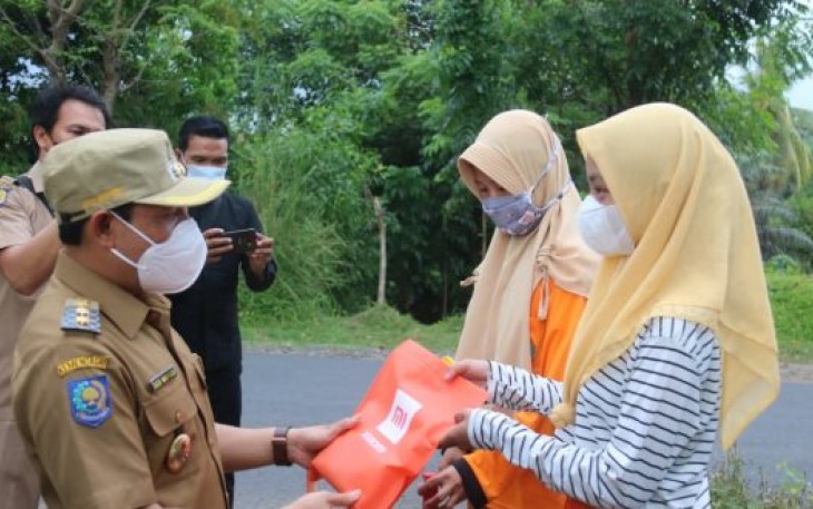 Wakil Walikota Bengkulu Dedy Wahyudi Saat Memberi Hadiah Kepada Sania
