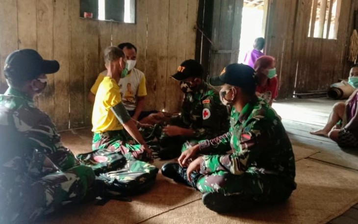 Pos Kapar Satgas Pamtas RI-MLY Yonif 407/PK menggelar kegiatan pelayanan kesehatan keliling di Dusun Kapar, Desa Senunuk, Kecamatan Batang Lupar, Kabupaten Kapuas Hulu, Kalbar. Selasa (23/02/2021)