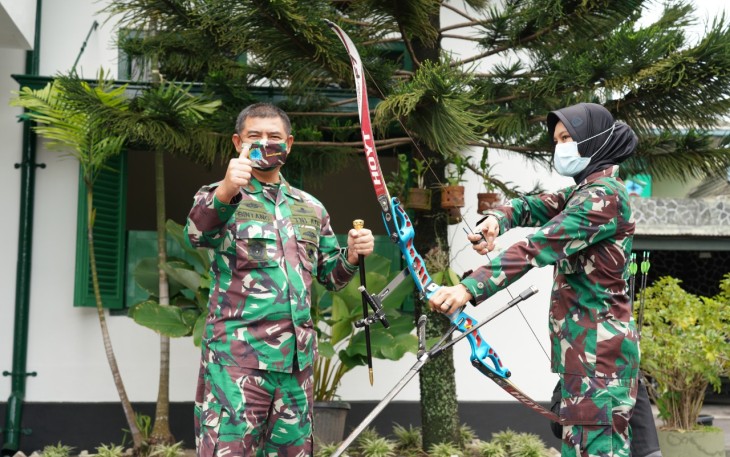 Serda (K) Risna Oktavia Hardanik sedang berlatih panahan di Korem 072