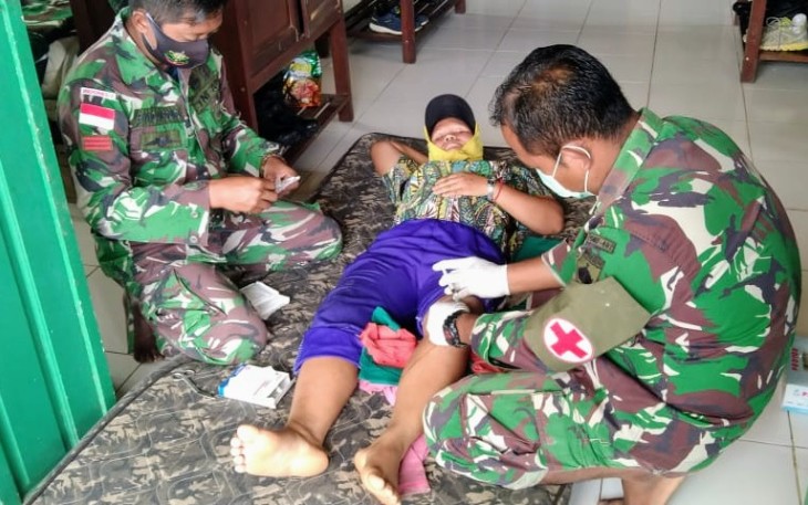 Tim Kesehatan Pos Sei Beruang Satgas Pamtas RI-MLY Yonif 407/PK memberikan pertolongan kepada warga Dusun Sei Beruang, Desa Sei Tekam, Kecamatan Sekayam, Kabupaten Sanggau, Kalimantan Barat yang tertimpa musibah saat bekerja.