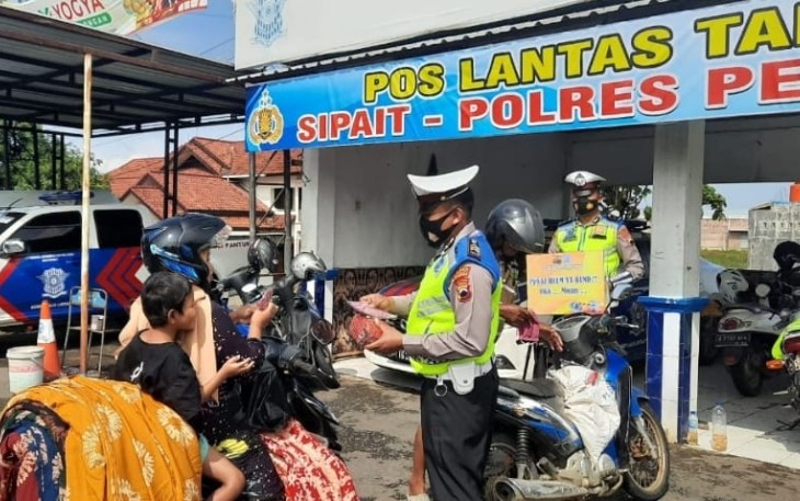 Sat Lantas Polres Pekalongan untuk mencegah terjadinya penyebaran Covid-19 serta mengajak masyarakat untuk disiplin dalam menerapkan protokol kesehatan. 