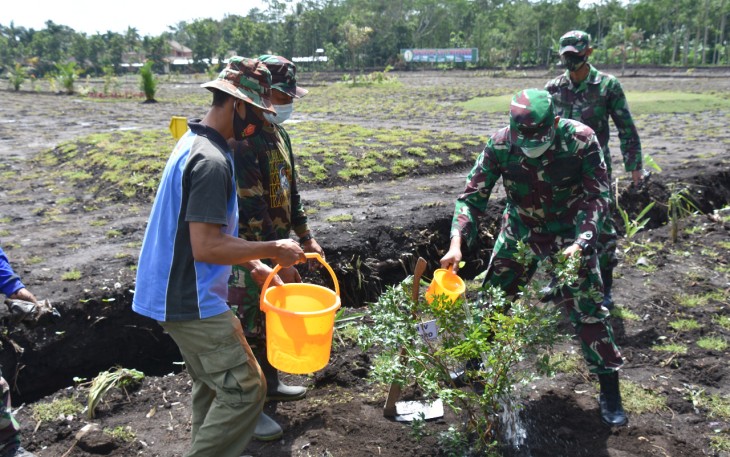 Komandan Korem 073/Makutarama Kolonel Inf Ari Yulianto, S.I.P, bersama Kasdam IV/Diponegoro Brigjen TNI Widi Prasetijono melaksanakan penanaman pohon dilapangan Panorama Golf Merbabu, yang berlokasi di jalan Jendral Sumitro (belakang rusunawa kembangsari) Kecamatan Tengaran Kabupaten, Semarang Jawa Tengah. Jum’at (26/2/2021).