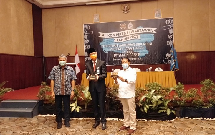 Muhammad Supriyadi, Ganjar Pranowo dan Amir Mahmud foto bersama selesai acara pembukaan Uji Kompetensi Wartawan di Novotel Semarang, Jum'at 26/2/2021