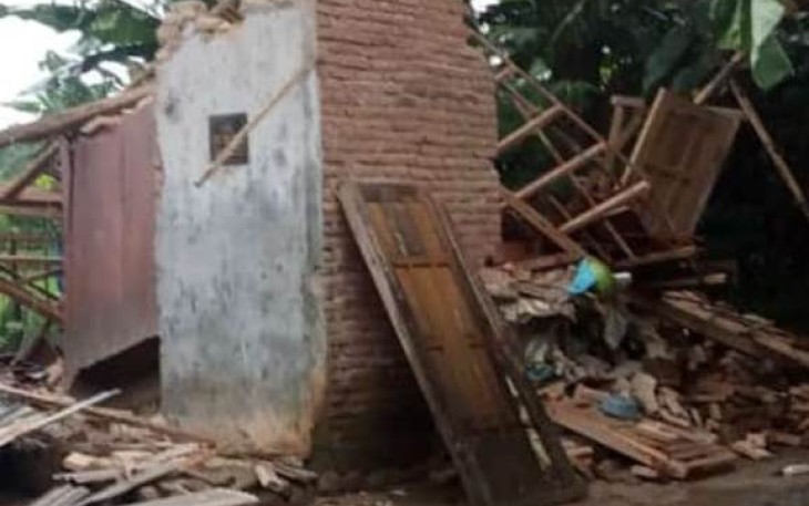 Rumah mbah Sukini yang roboh
